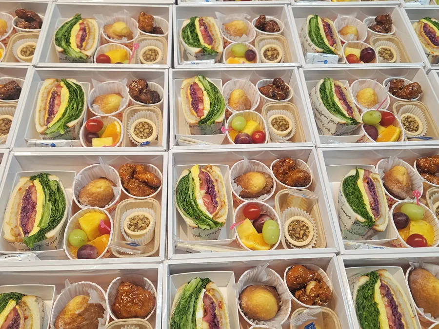 브런치케이터링 보라색 속재료 샌드위치와 과일 컵 도시락 서울