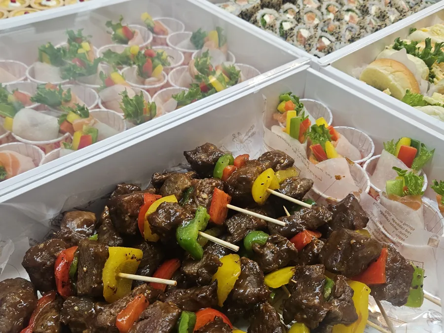 환갑잔치케이터링 소고기 채소 꼬치와 컵과일 접시 서울